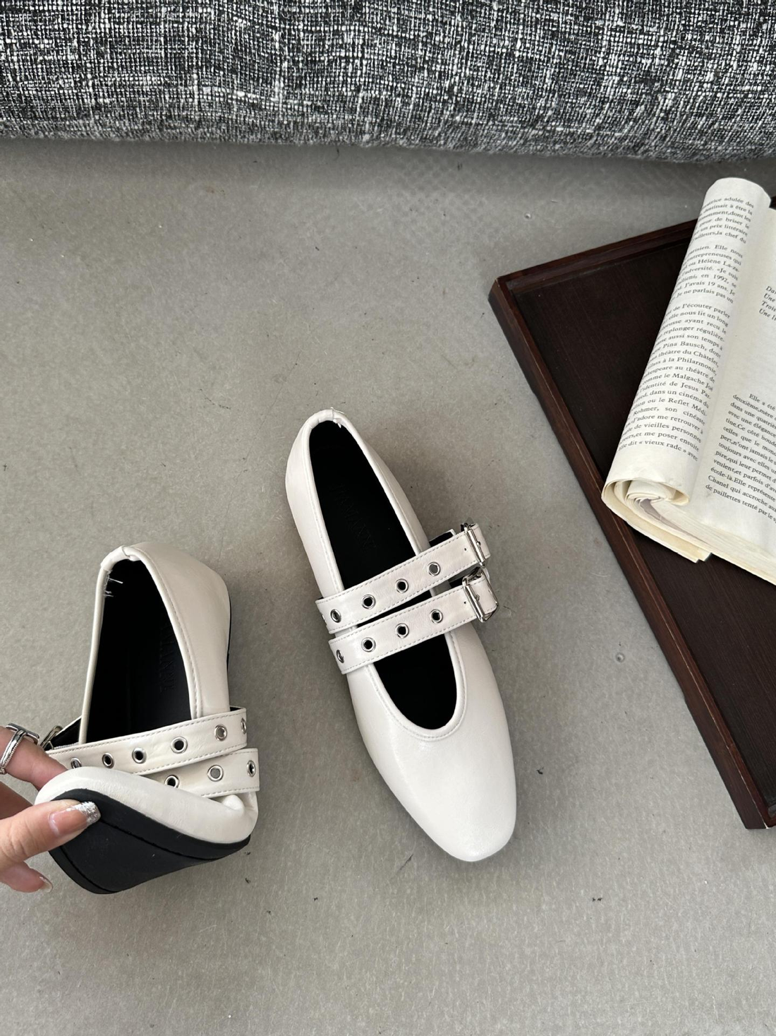 Gentle white leather Mary Jane shoes